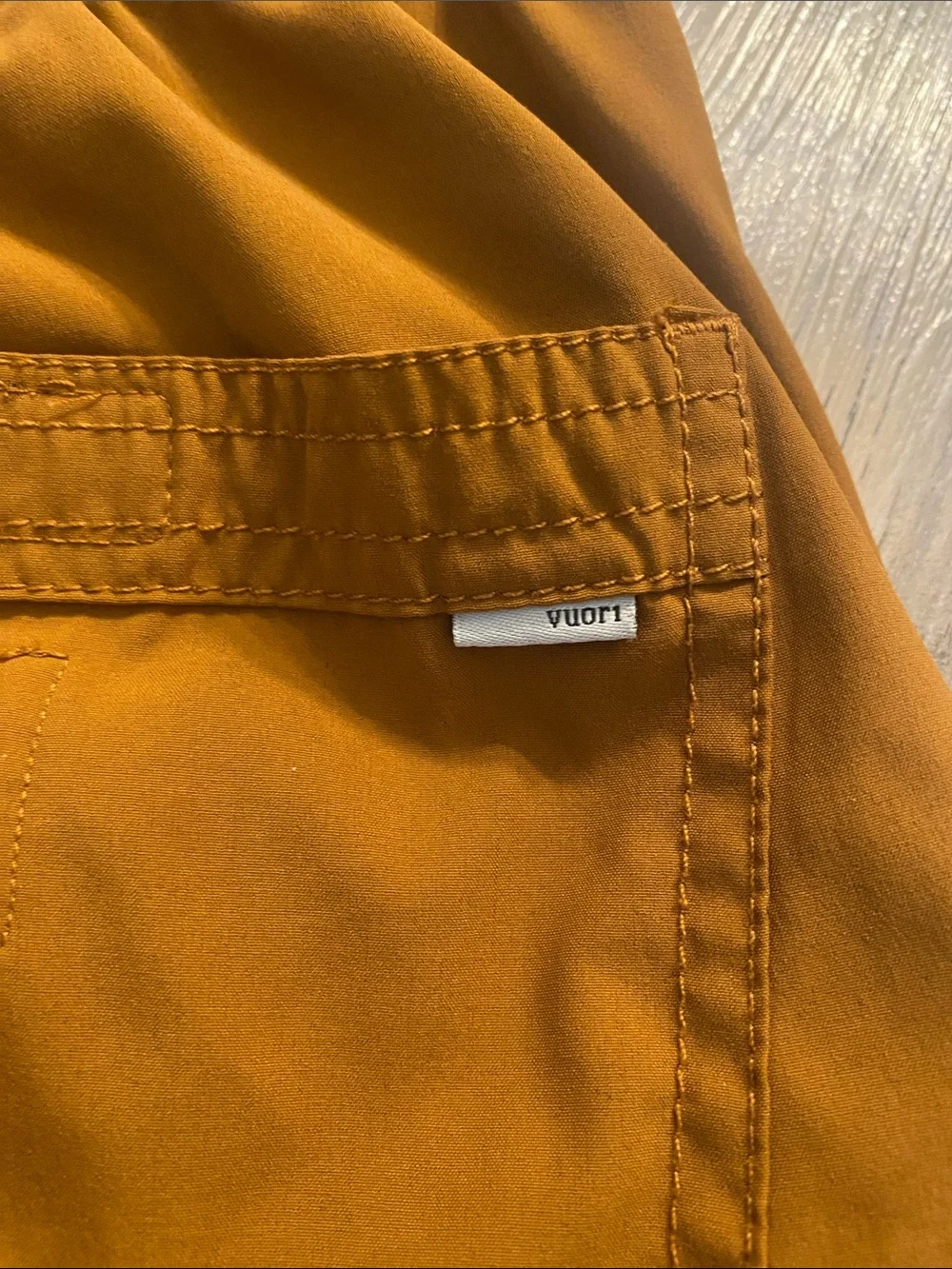Vuori Kore Shorts Mens Orange Turmeric 7 Inseam Lined Elastic Waist Athletic L